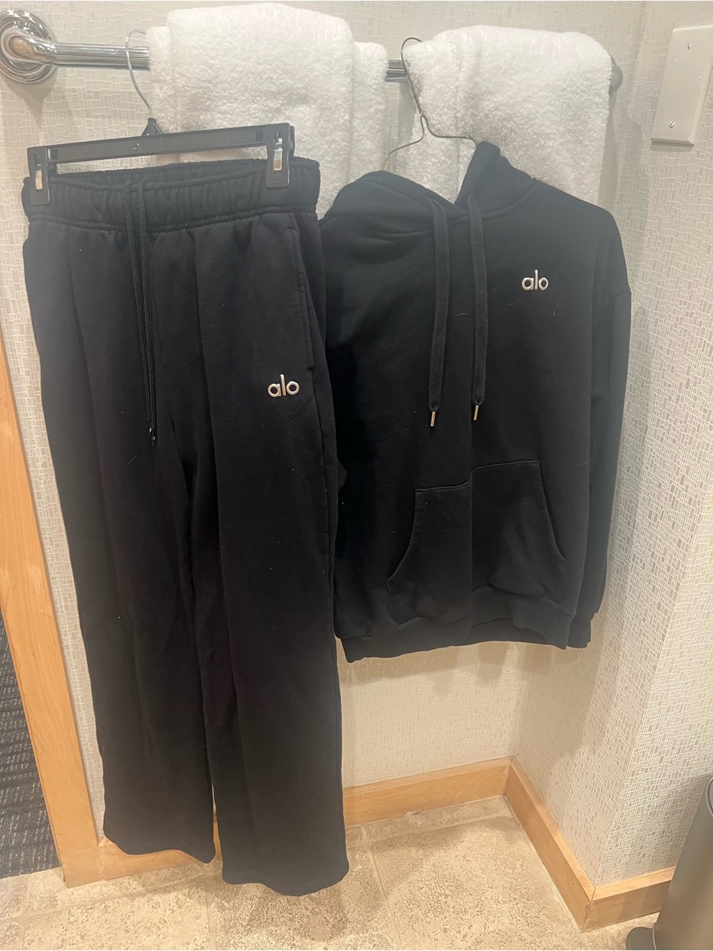 Alo Accolade Black straight leg sweat pants and Accolade hoodie women’s size XS